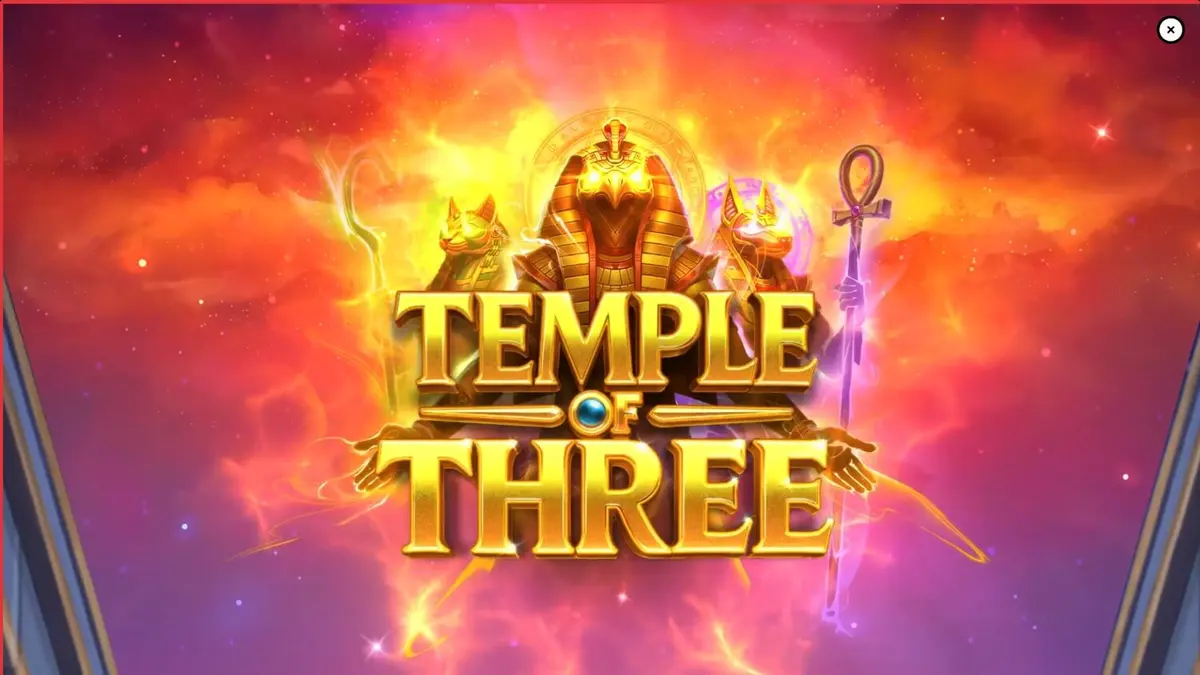Tampilan visual makam kuno dalam slot Temple of Three dengan simbol dewa Mesir